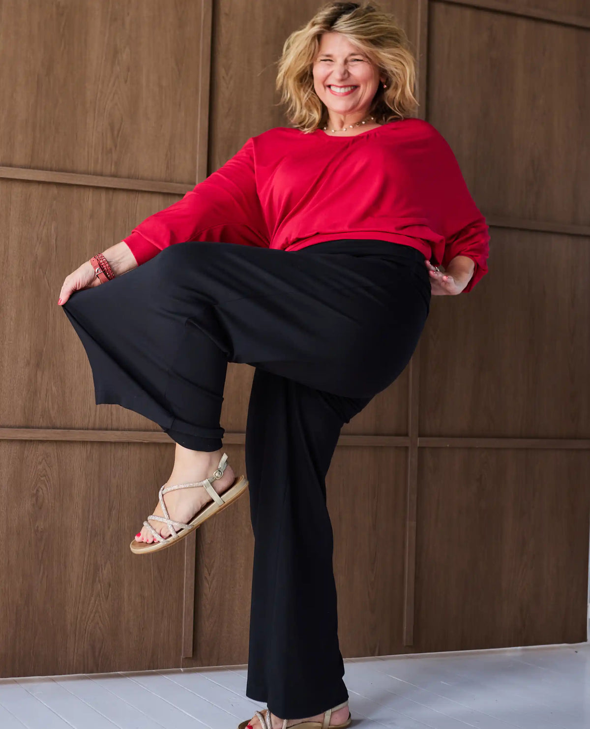 Amy stretching the pleated MELYRFLEX waistband of black Ravello trousers