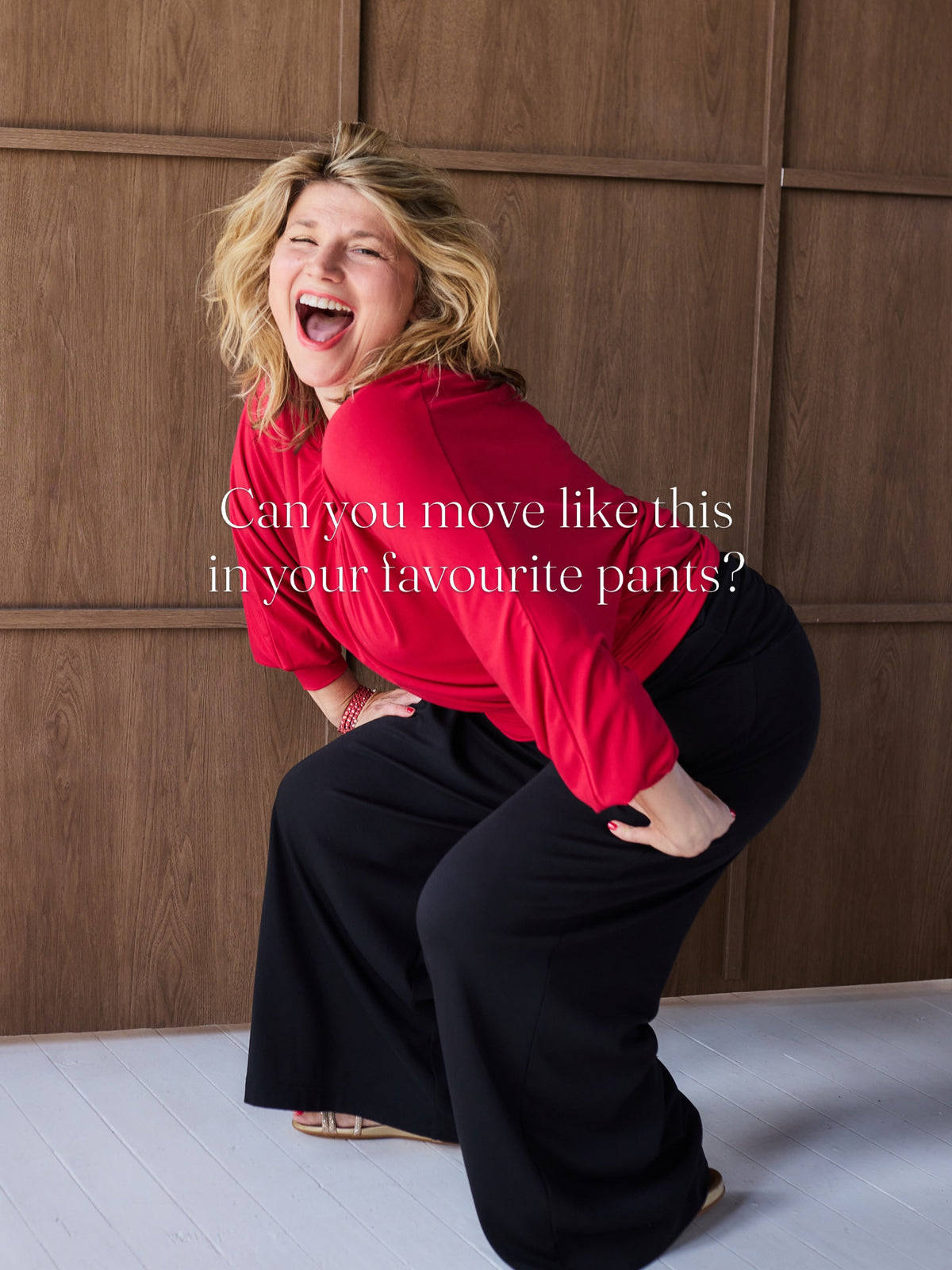 Amy stretching the pleated MELYRFLEX waistband of black Ravello trousers